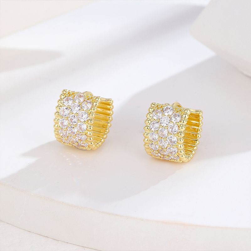 18K gold diamond-encrusted earrings for women, simple and fashionable, super shiny semi-circular diamond-encrusted earrings, exquisite and versatile earrings for Internet celebrities