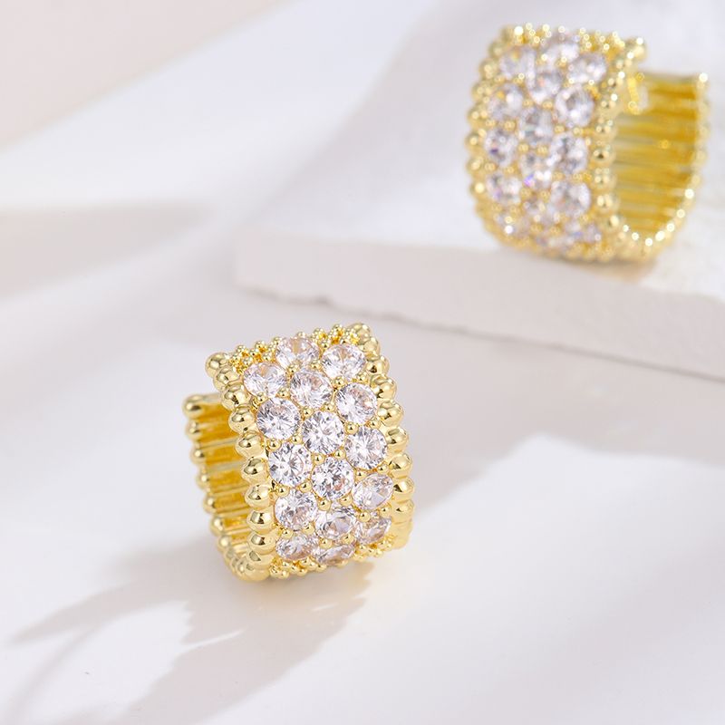 18K oro con brocas pendientes mujer simple moda super flash semicircular con diamantes pendientes exquisitos influenciador versátil orejeras Application Scenario