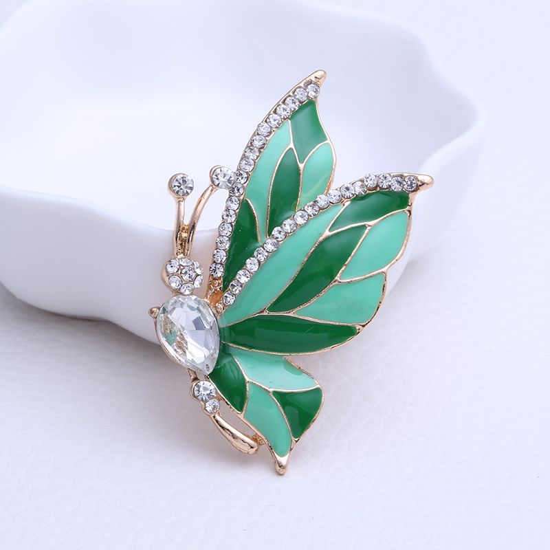 Ziyang's new products feature a fashionable, retro and simple style. They are alloy butterfly-shaped brooches and clothing accessories. The new Korean-style high-end and fashionable brooch, butterfly brooch, shirt, shawl buckle, and versatile style. Factory direct sales of clothes and accessories Specification image