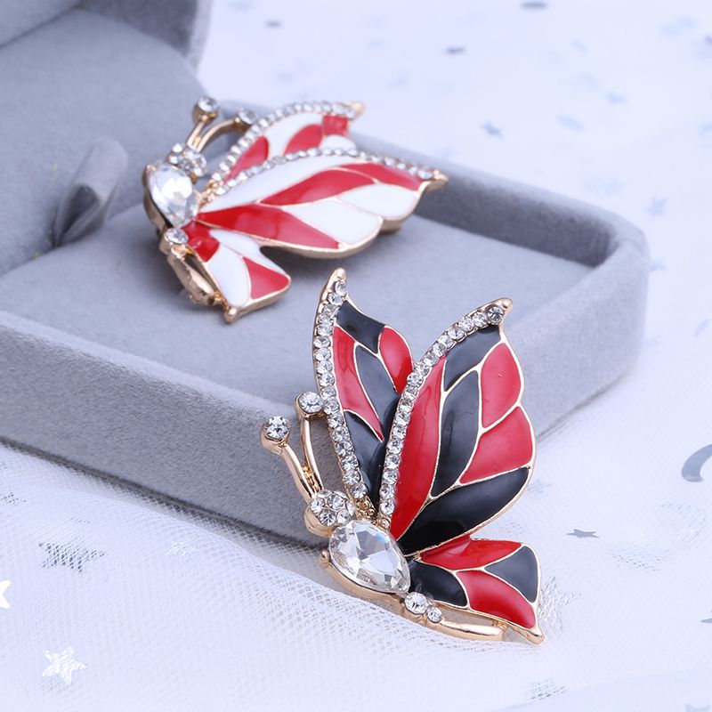 Ziyang's new products feature a fashionable, retro and simple style. They are alloy butterfly-shaped brooches and clothing accessories. The new Korean-style high-end and fashionable brooch, butterfly brooch, shirt, shawl buckle, and versatile style. Factory direct sales of clothes and accessories