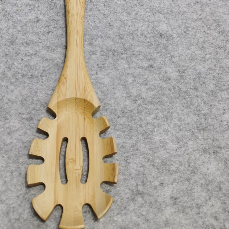 Jiehao Bamboo and Wood Kitchen Household Non-stick Pan Special Toothed long-handled strainer Spatula set Application Scenario