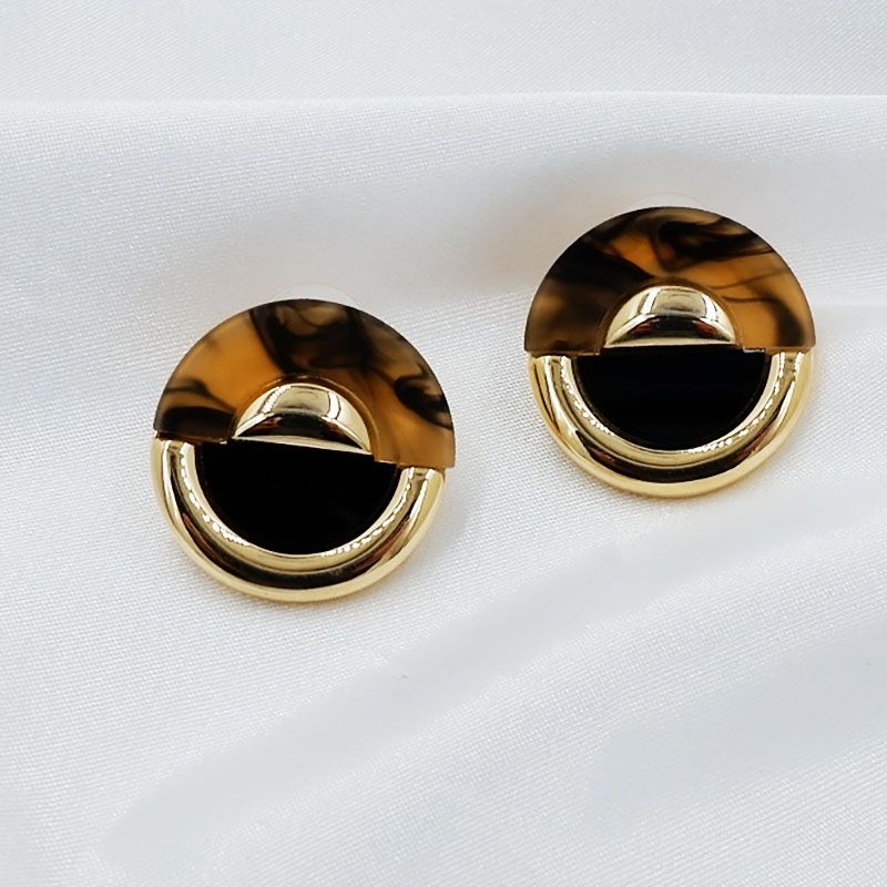 2022 New Europe And The United States Popular Fashion All Gold Earrings High-Grade Color Matching Face Earrings Wholesale Custom Application Scenario