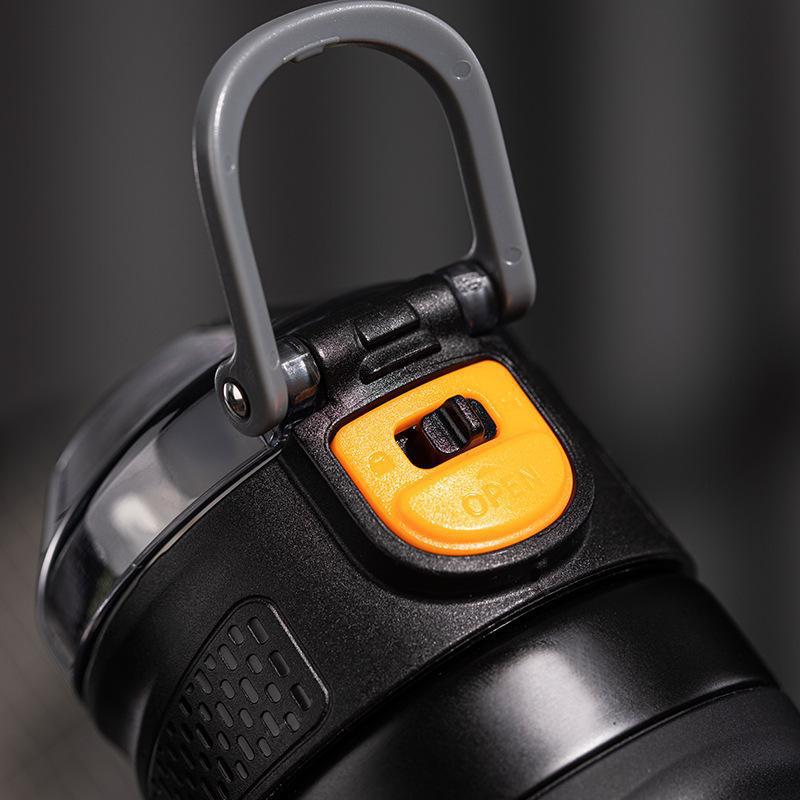 Car thermal mug simple office home bomb cover water cup Application Scenario