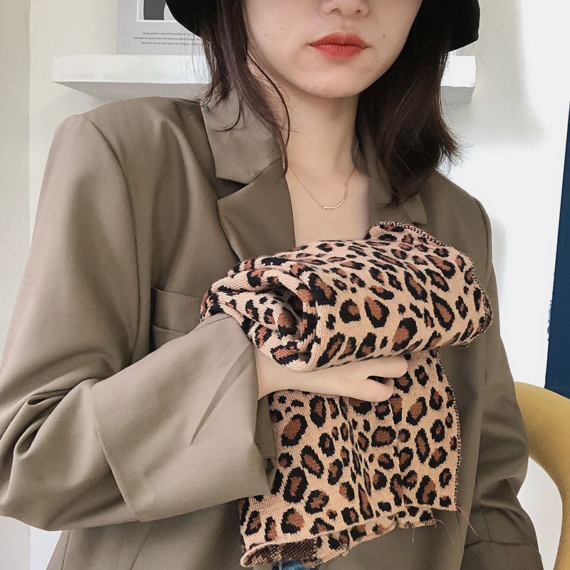 2022 New Taobao Tiktok Small Red Book Network Red Rabbit Velvet Scarf Skin-Friendly Warm Temperament College Style Knitted Leopard Scarf Application Scenario