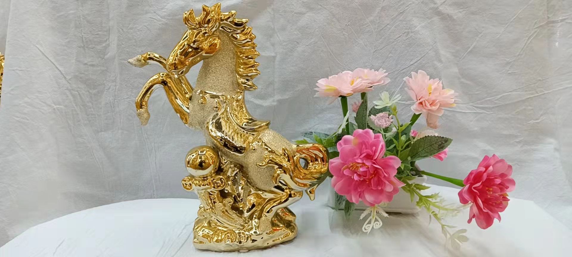 Baoxian Craft Ceramic Craft Ornaments and handicrafts balls and horses details Picture