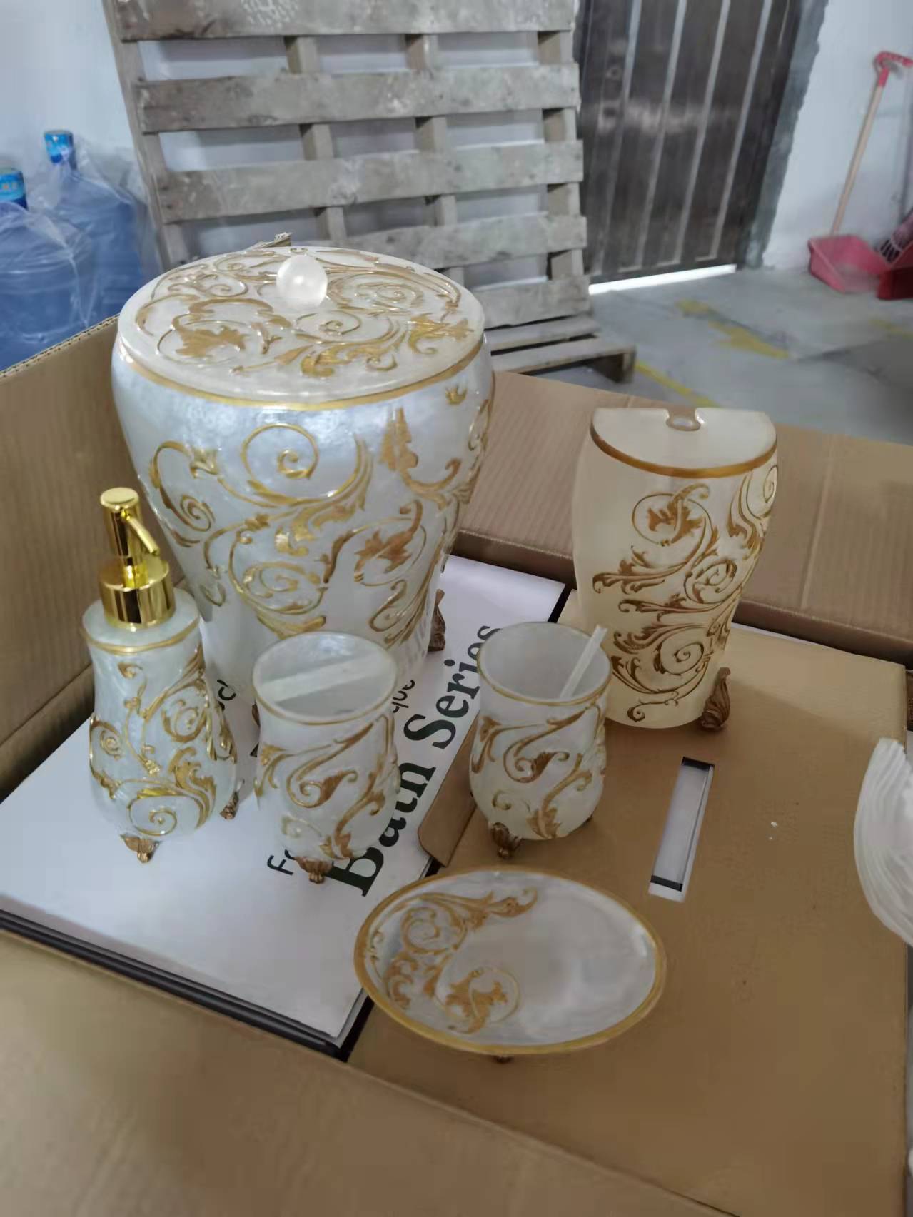 Resin Six-Piece Bathroom Set Trash Can Soap Box Toilet Brush Lotion Bottle Application Scenario