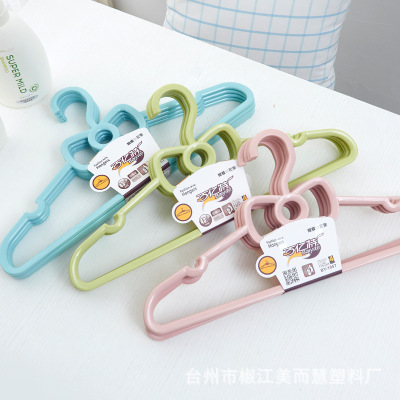 Multifunctional wet and dry multifunctional hanger non-slip plastic hanger thumbnail