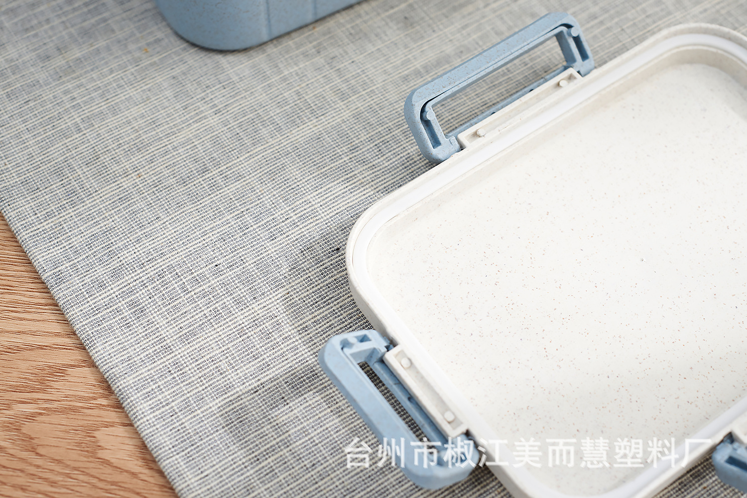 Sealed student with lid compartment fresh-keeping lunch box with cutlery undefined