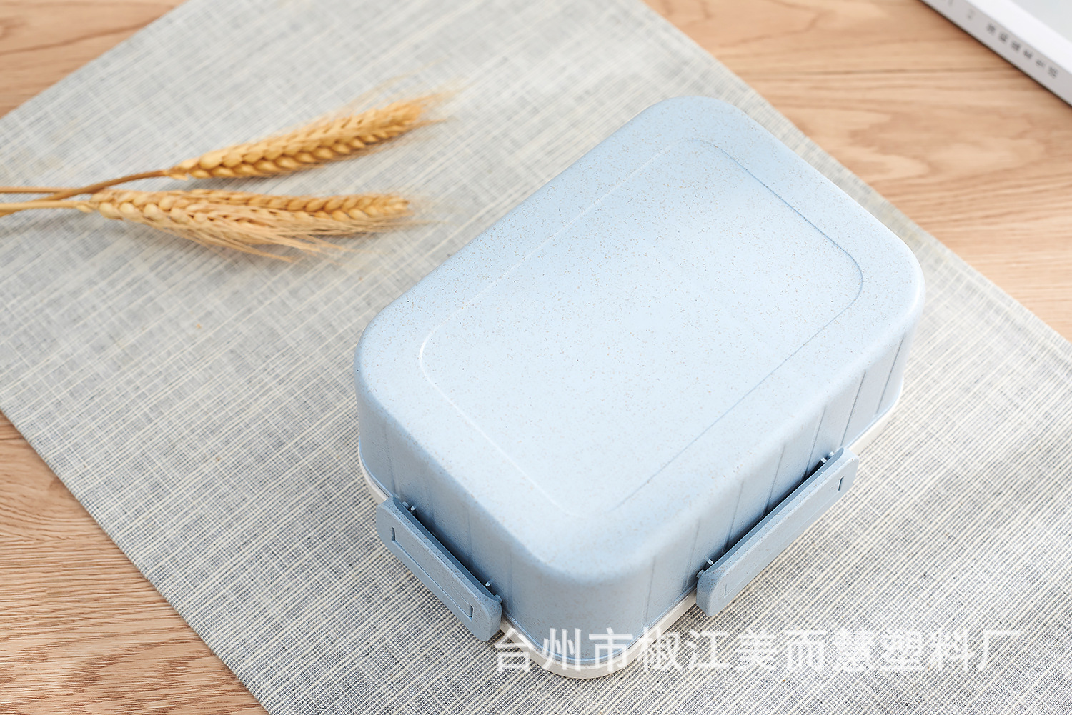 Sealed student with lid compartment fresh-keeping lunch box with cutlery undefined