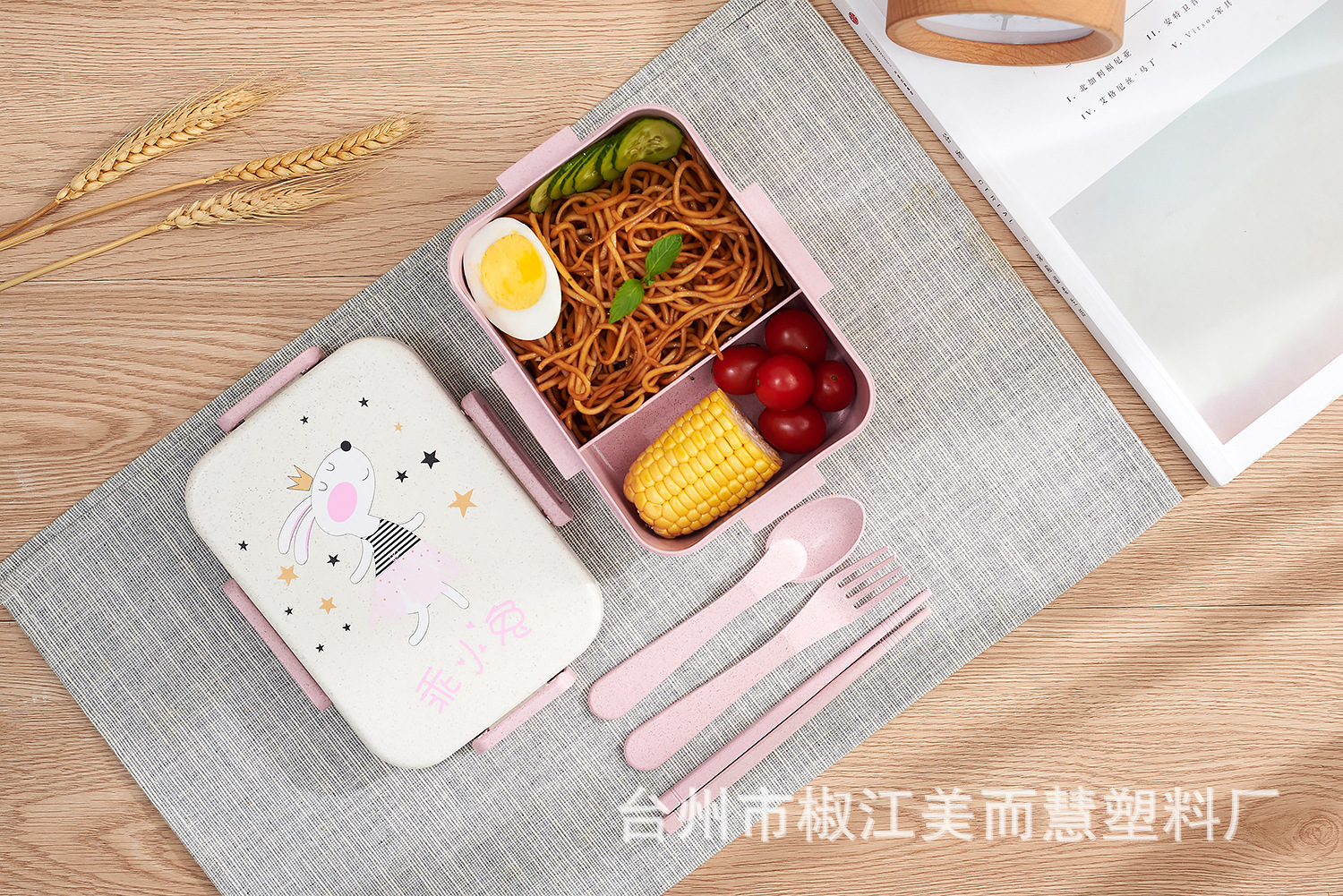 Sealed student with lid compartment fresh-keeping lunch box with cutlery Application Scenario