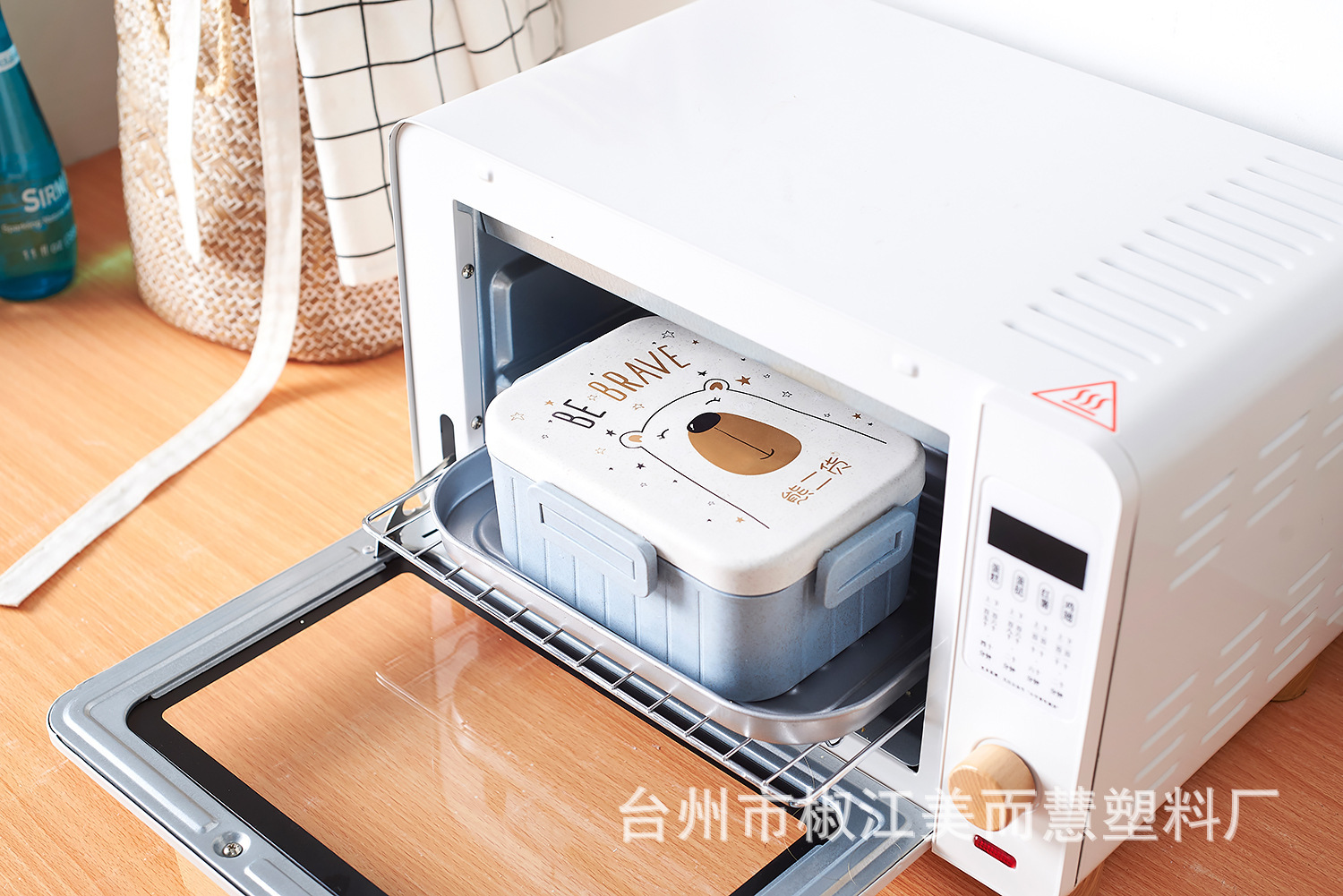 Sealed student with lid compartment fresh-keeping lunch box with cutlery undefined