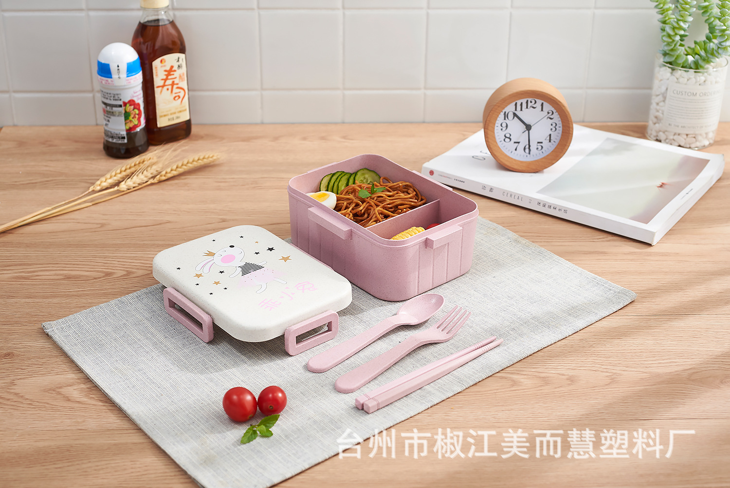 Sealed student with lid compartment fresh-keeping lunch box with cutlery full figure