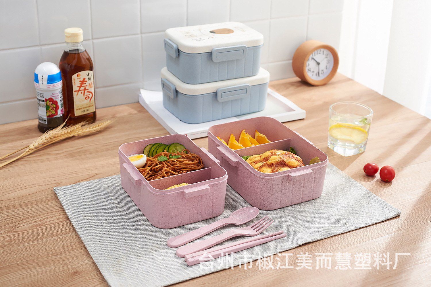 Sealed student with lid compartment fresh-keeping lunch box with cutlery undefined