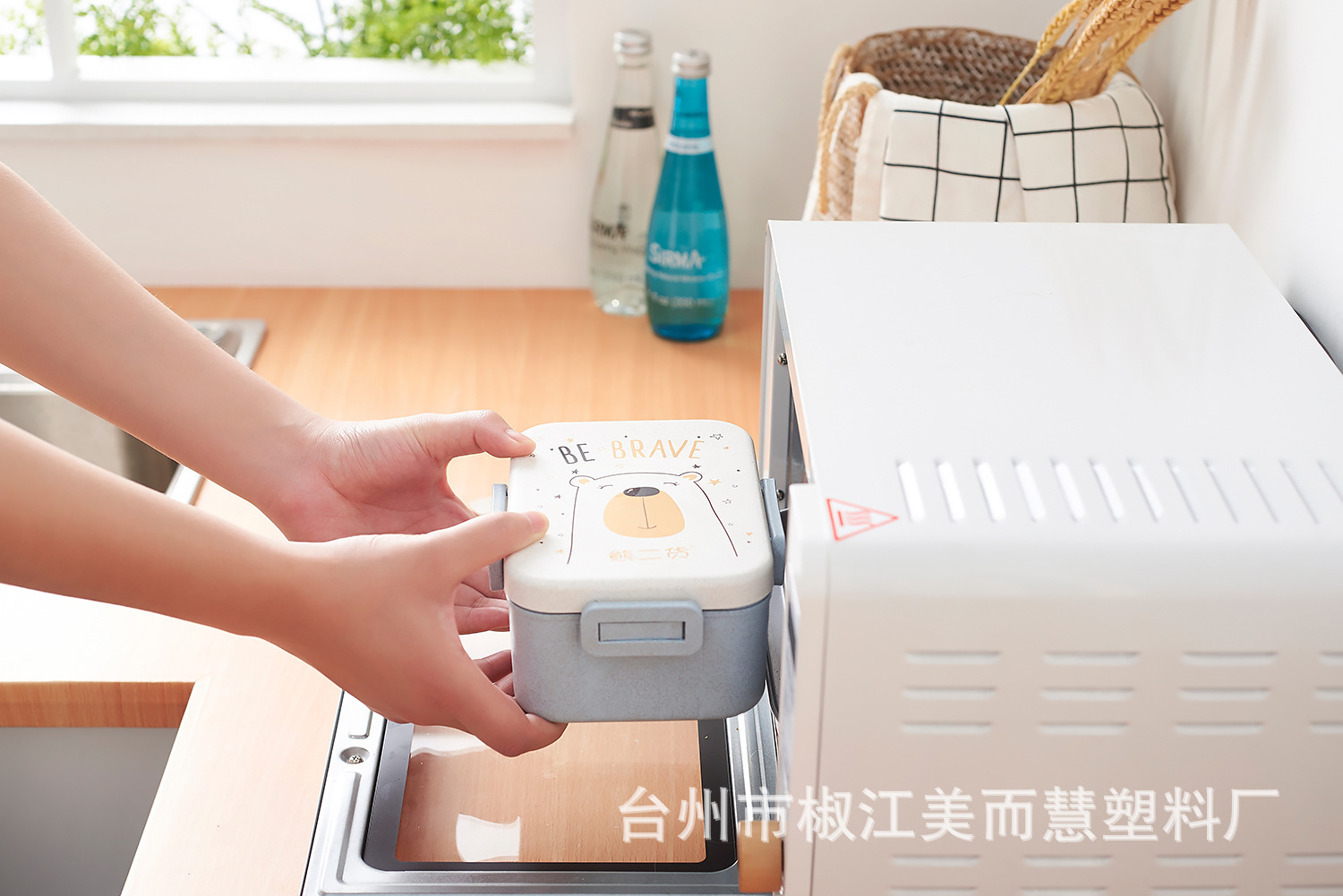 Sealed student with lid compartment fresh-keeping lunch box with cutlery undefined