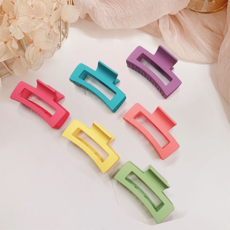 The back of the head of the hair clip is a French scratch clip, a square matte medium-sized high-end touch plate hair clip, a female hair clip, and a stylish bath clip Application Scenario
