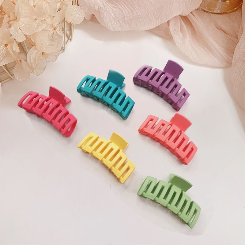 The back of the head of the hair clip is a French scratch clip, a square matte medium-sized high-end touch plate hair clip, a female hair clip, and a stylish bath clip details Picture