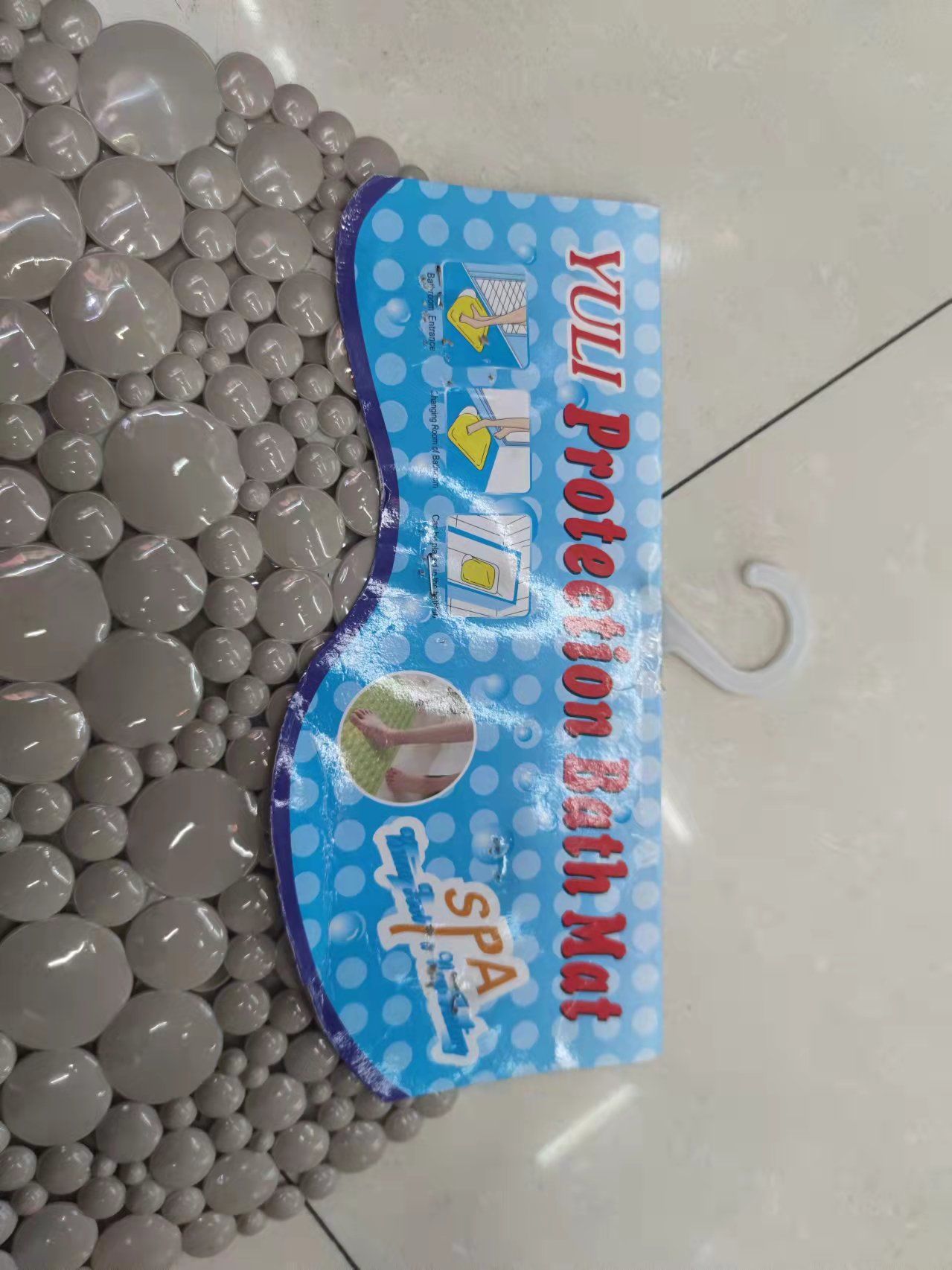 Solid Color Oval Mirror Round Bathroom Mat Application Scenario