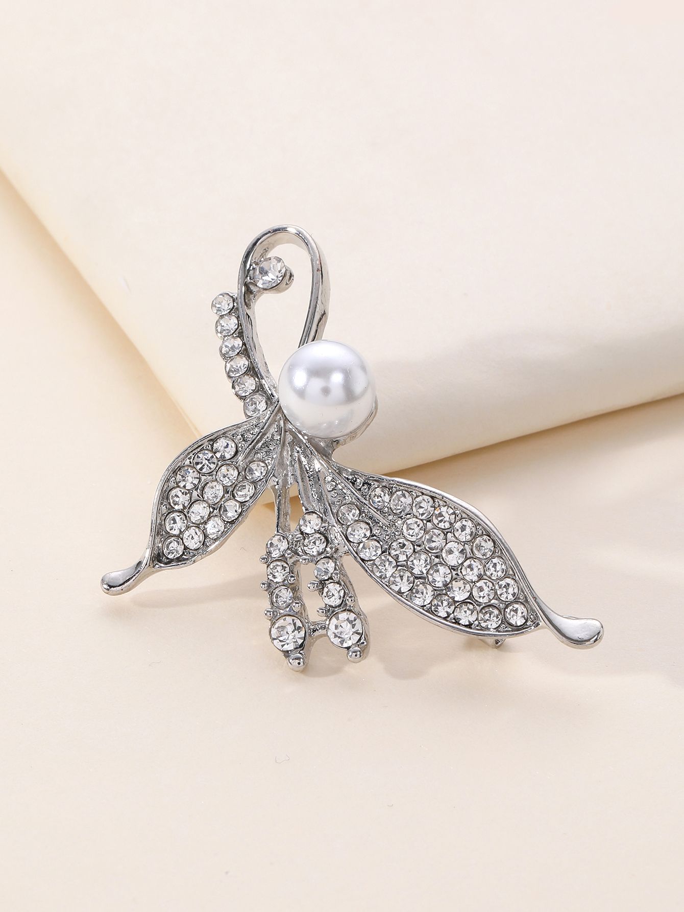 Korean bestseller Leaf brooch, fashionable and elegant brooch for socialite - Yingying -yy003 Application Scenario