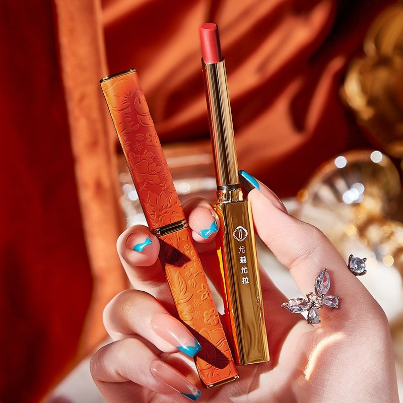 Yuli Yula Soft Mist Velvet Lipstick has a silky smooth texture, rich and full color display, a matte mist that does not dry out and is not easy to stick to the glass Application Scenario