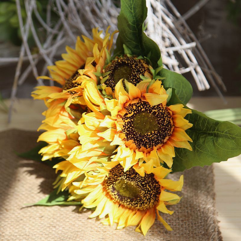 Manufacturer's artificial flowers, sunflowers, bouquets, artificial flowers wholesale, wedding hand-held silk flowers export, home decoration MW22101 Application Scenario