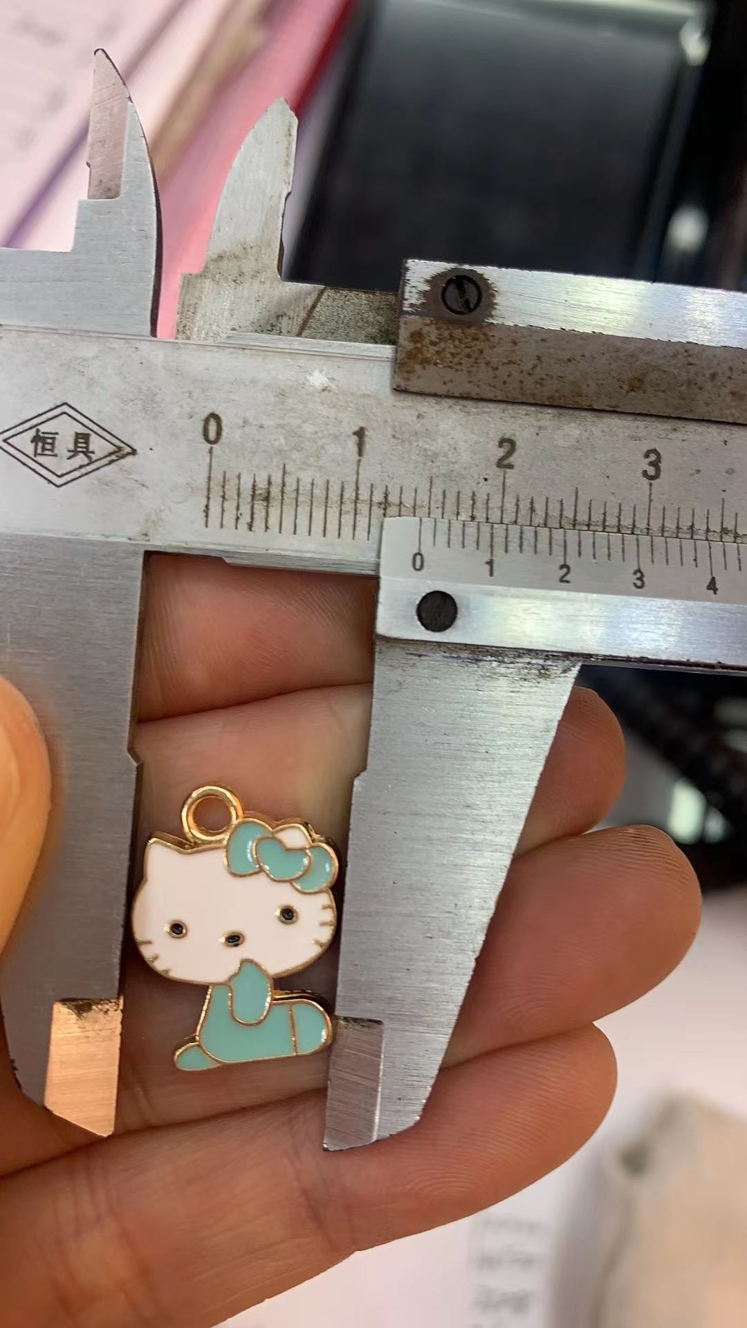 Best-selling duck-shaped jewelry accessories, alloy accessories, white claw accessories, bright color accessories, alloy Hello Kitty Specification image