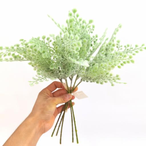 كما ان الازهار المزخرفة من شجيرات السرخس المزخرفة مع الازهار المزيفة مناسبة لغرف النوم في البيوت