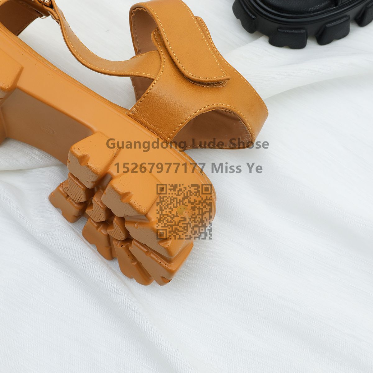 女式凉鞋实物图