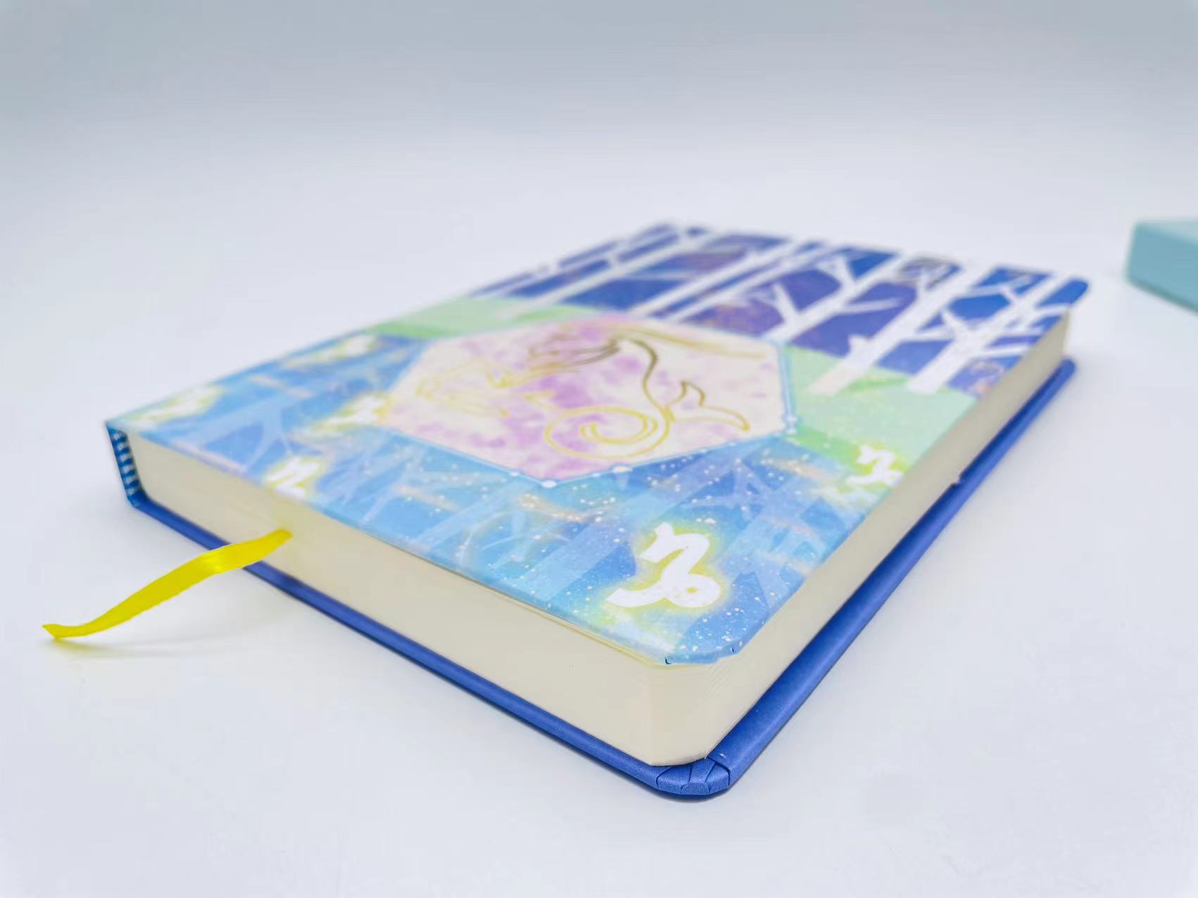 [纤客]A5精装硬面笔记本加厚圆角硬抄本蓝色系糜鹿星座风景小女孩详情1