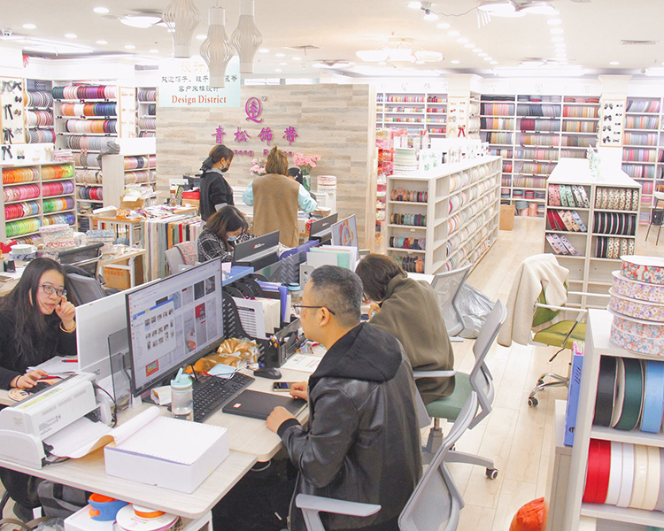 A green pine ribbon describe pic - 1