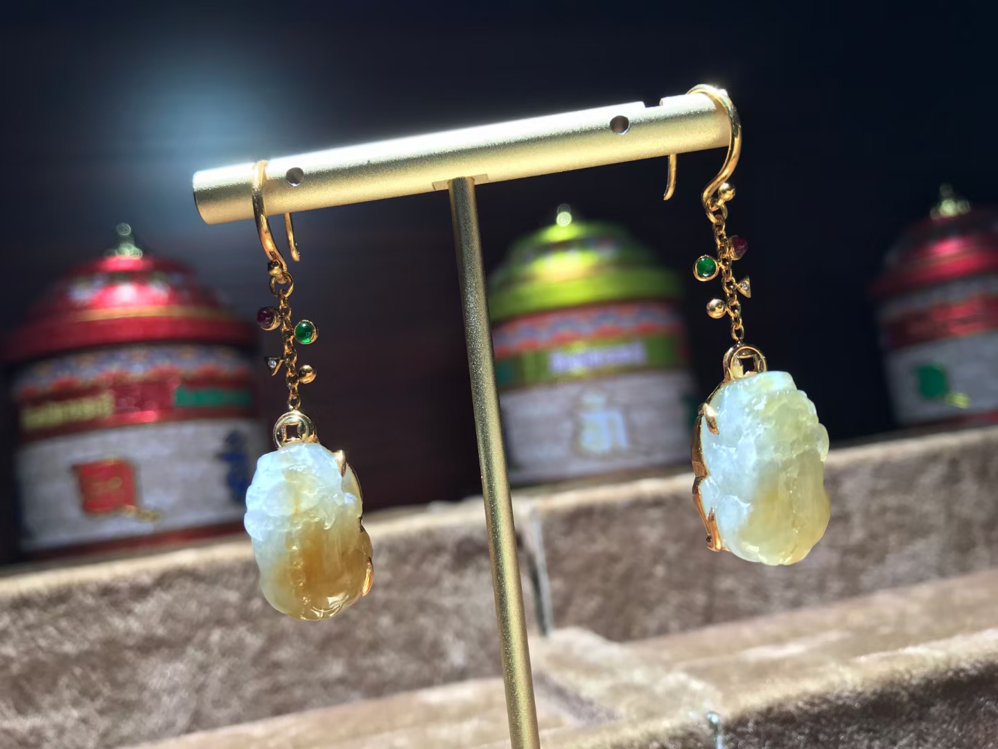 18K Gold & Jade Details Close-up