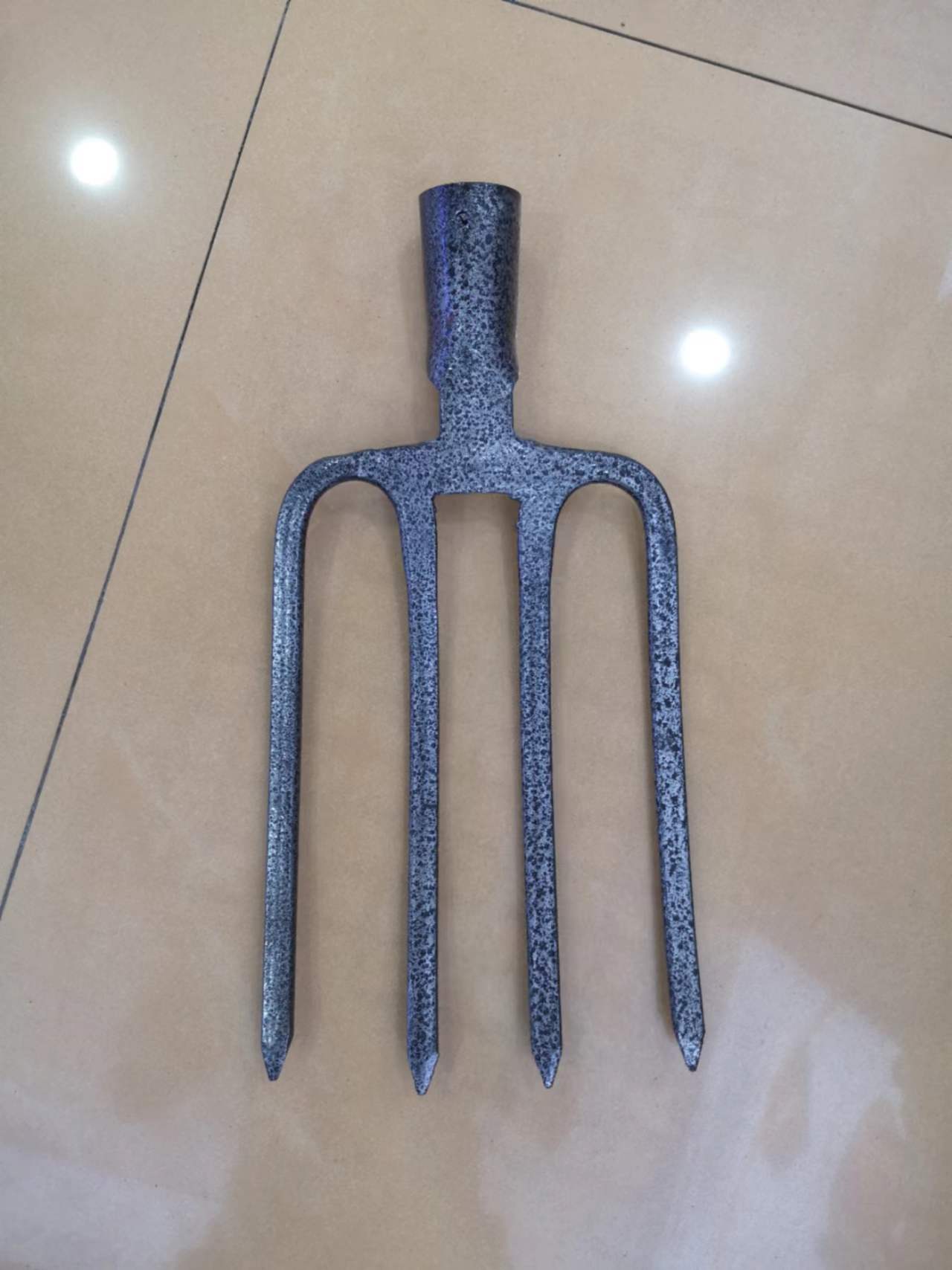 F108型号四股叉,扁四齿叉,畅销俄罗斯,罗马尼亚和非洲等农业发达国家,适合挑草和秸杆 thumbnail