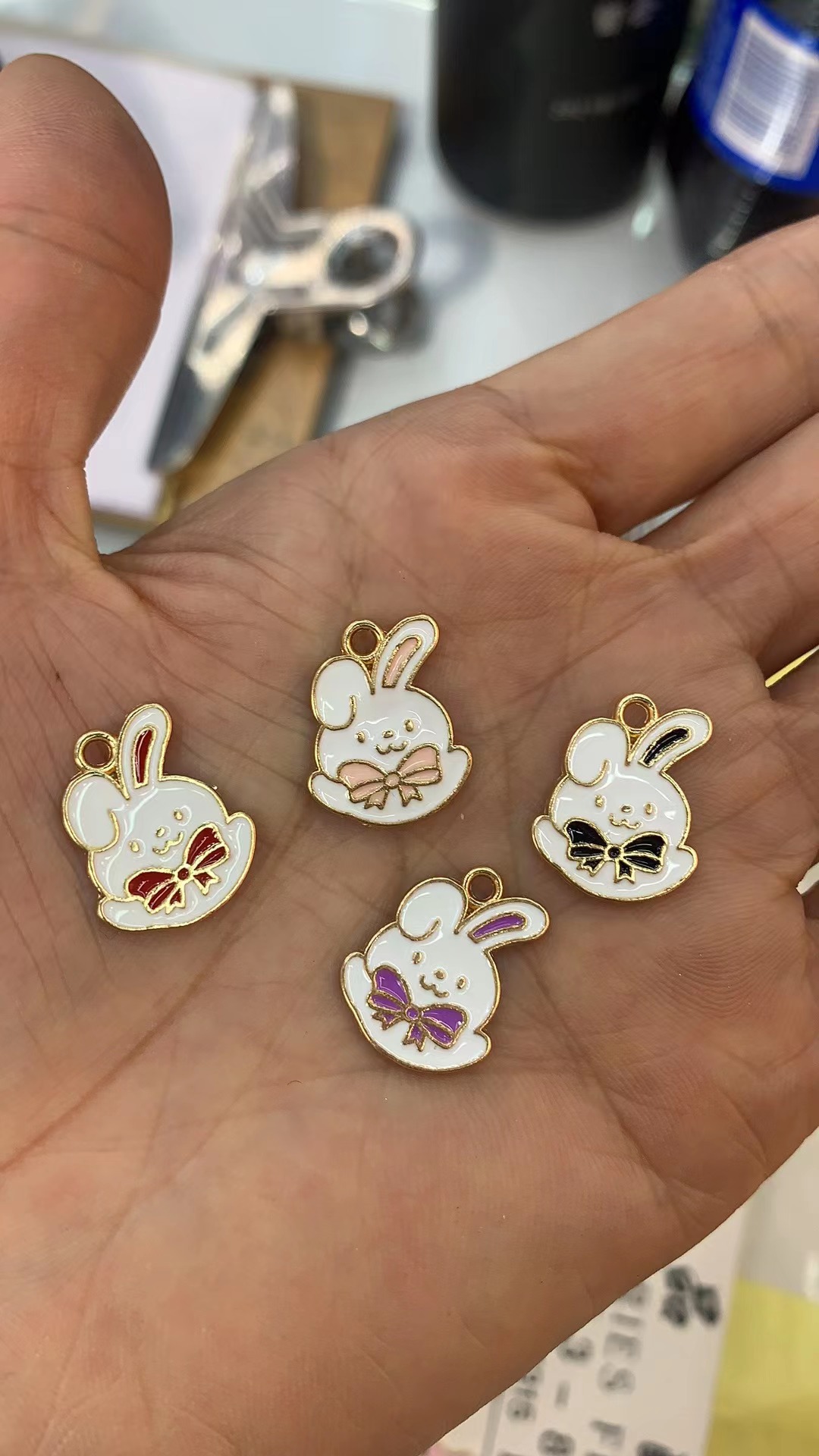 Best-selling little duck jewelry accessories, alloy accessories, white claw accessories, bright color accessories, alloy little rabbit 2