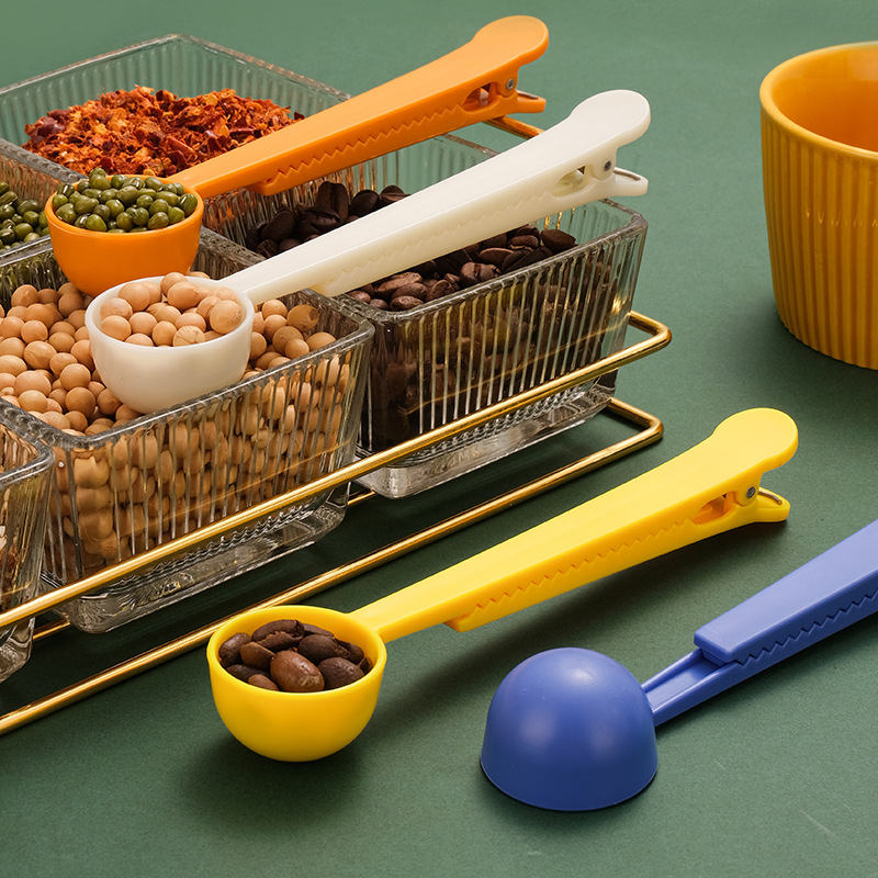 Multi-functional measuring spoon, household kitchen plastic milk powder spoon, coffee spoon, coarse grain spoon, coffee and tea sealing spoon holder full figure