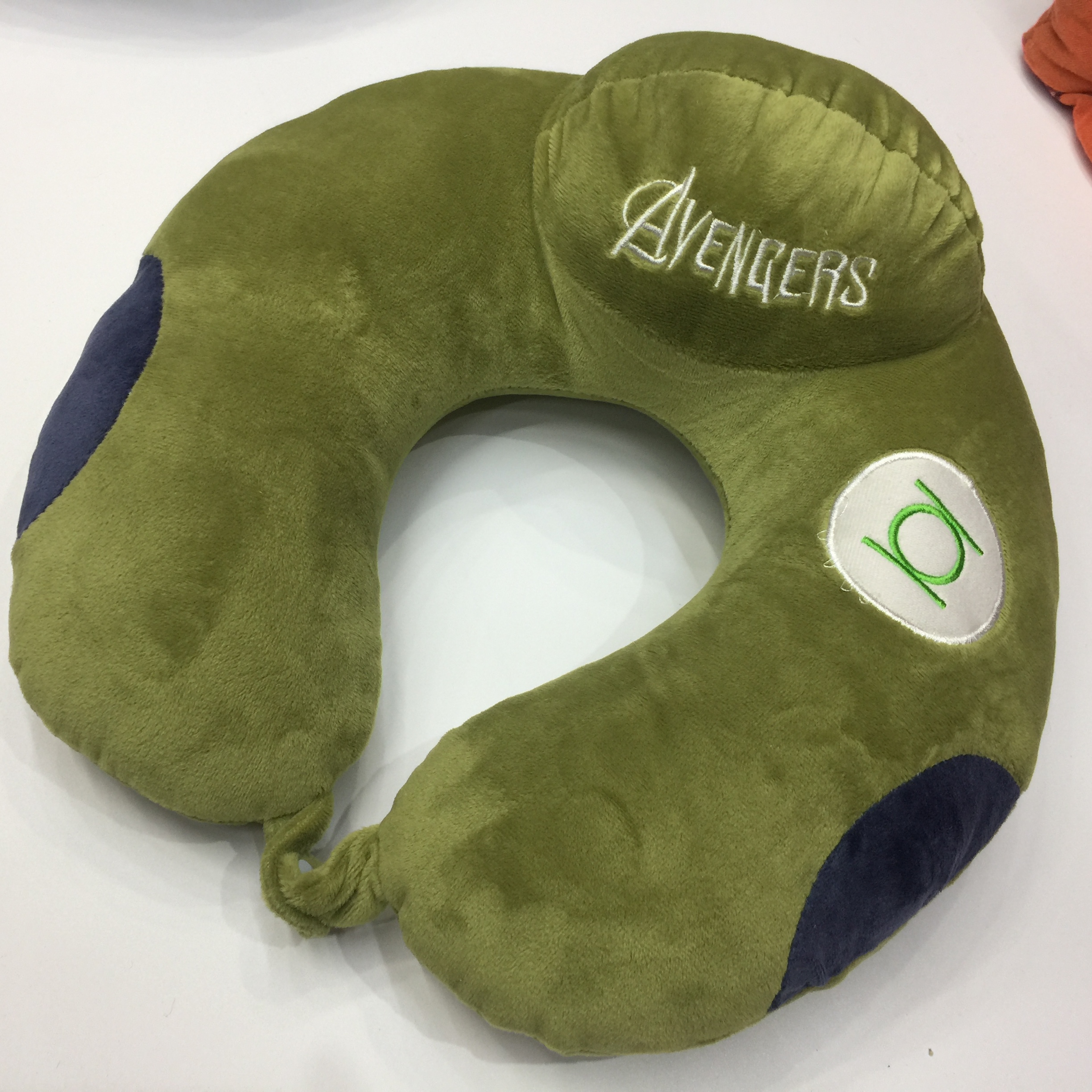 New Explosive Manufacturers Direct Embroidery Car Neck Neck Pillow U-Shaped Pillow Application Scenario