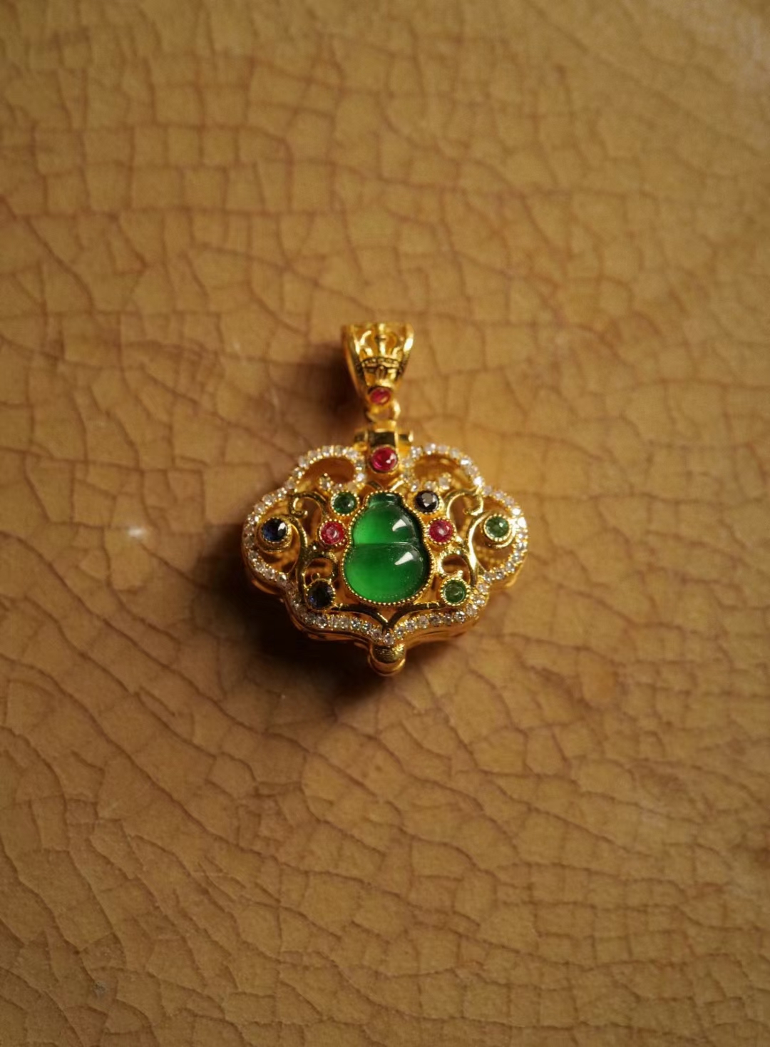 18k金精工镶嵌翡翠天然葫芦 香囊如意款吊坠 有种有色