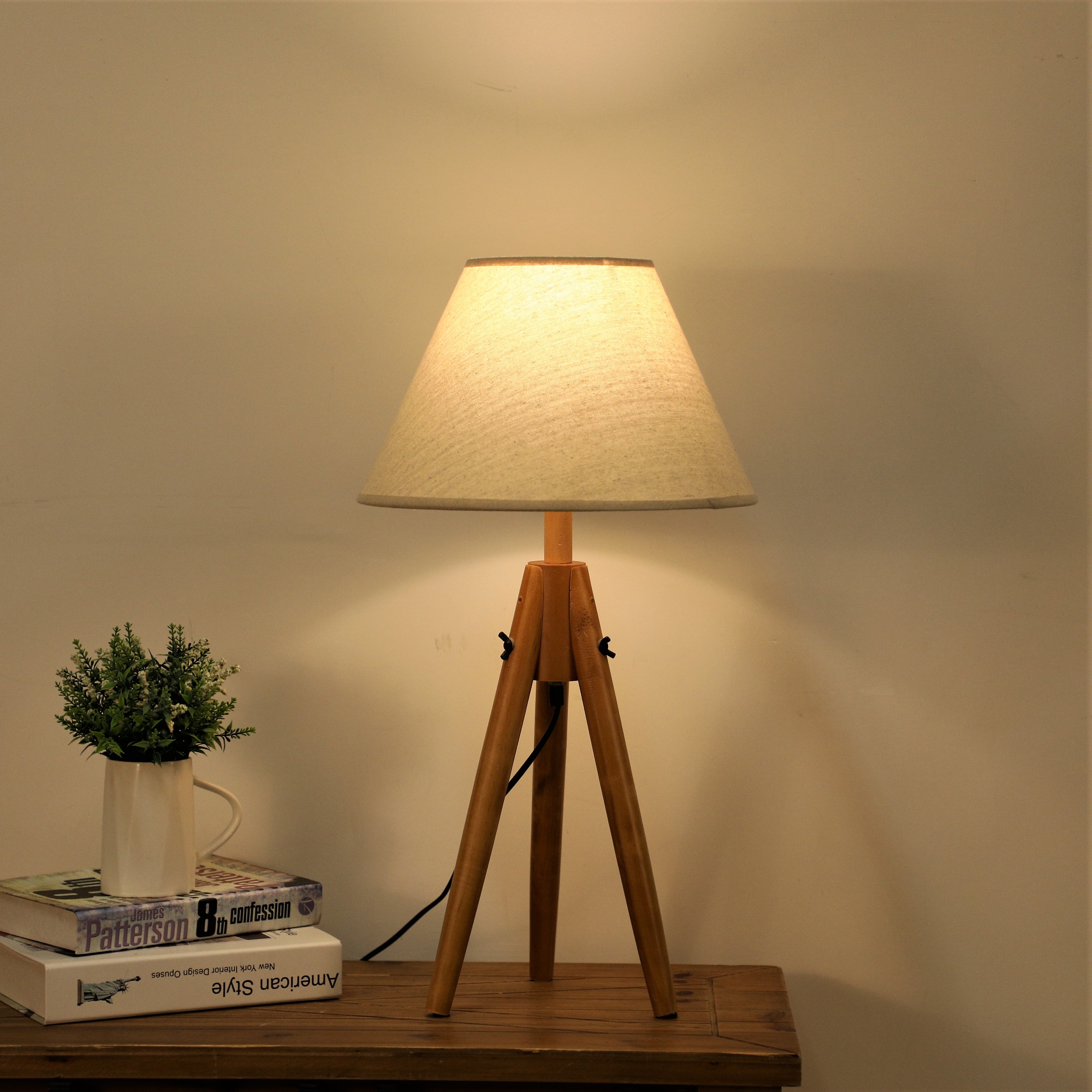 实木台灯/三支架台灯/室内灯具产品图
