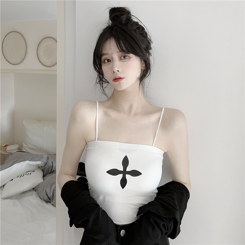 Summer female Internet celebrity hot girl with a pure and sensual style, wearing a halter top with a chest pad, and pairing it with a short bra, strapless base layer top