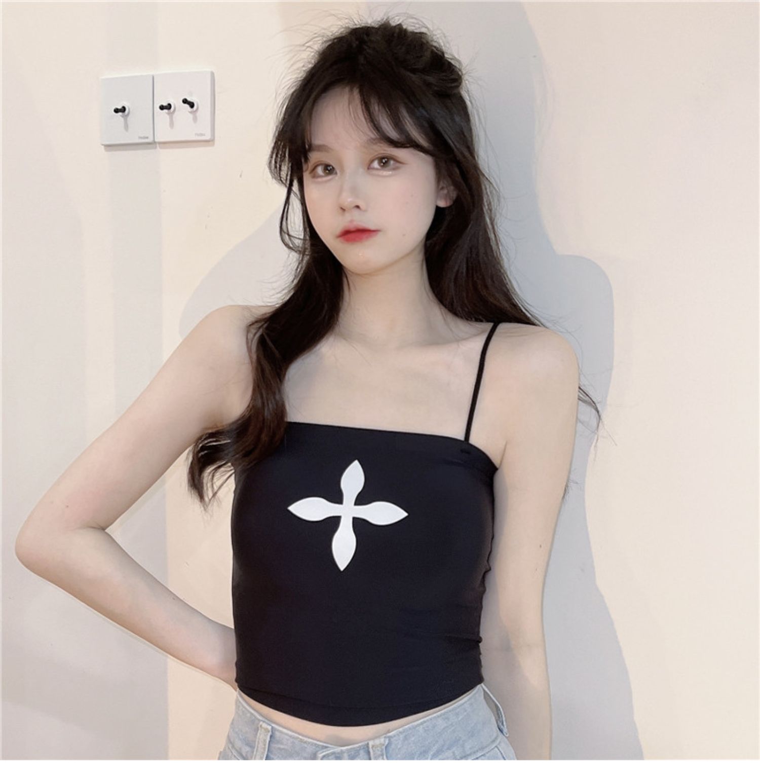 Summer female Internet celebrity hot girl with a pure and sensual style, wearing a halter top with a chest pad, and pairing it with a short bra, strapless base layer top pic 2