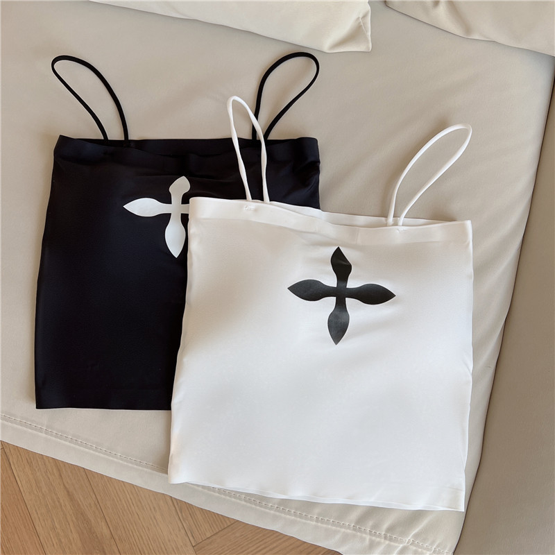 Summer female Internet celebrity hot girl with a pure and sensual style, wearing a halter top with a chest pad, and pairing it with a short bra, strapless base layer top Item Picture