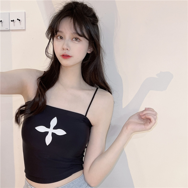 Summer female Internet celebrity hot girl with a pure and sensual style, wearing a halter top with a chest pad, and pairing it with a short bra, strapless base layer top details Picture