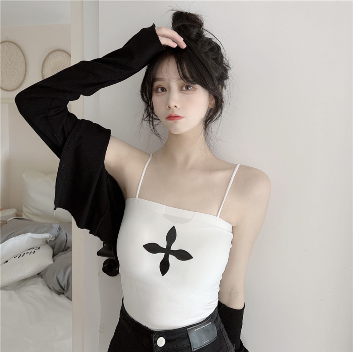 Summer female Internet celebrity hot girl with a pure and sensual style, wearing a halter top with a chest pad, and pairing it with a short bra, strapless base layer top pic 7