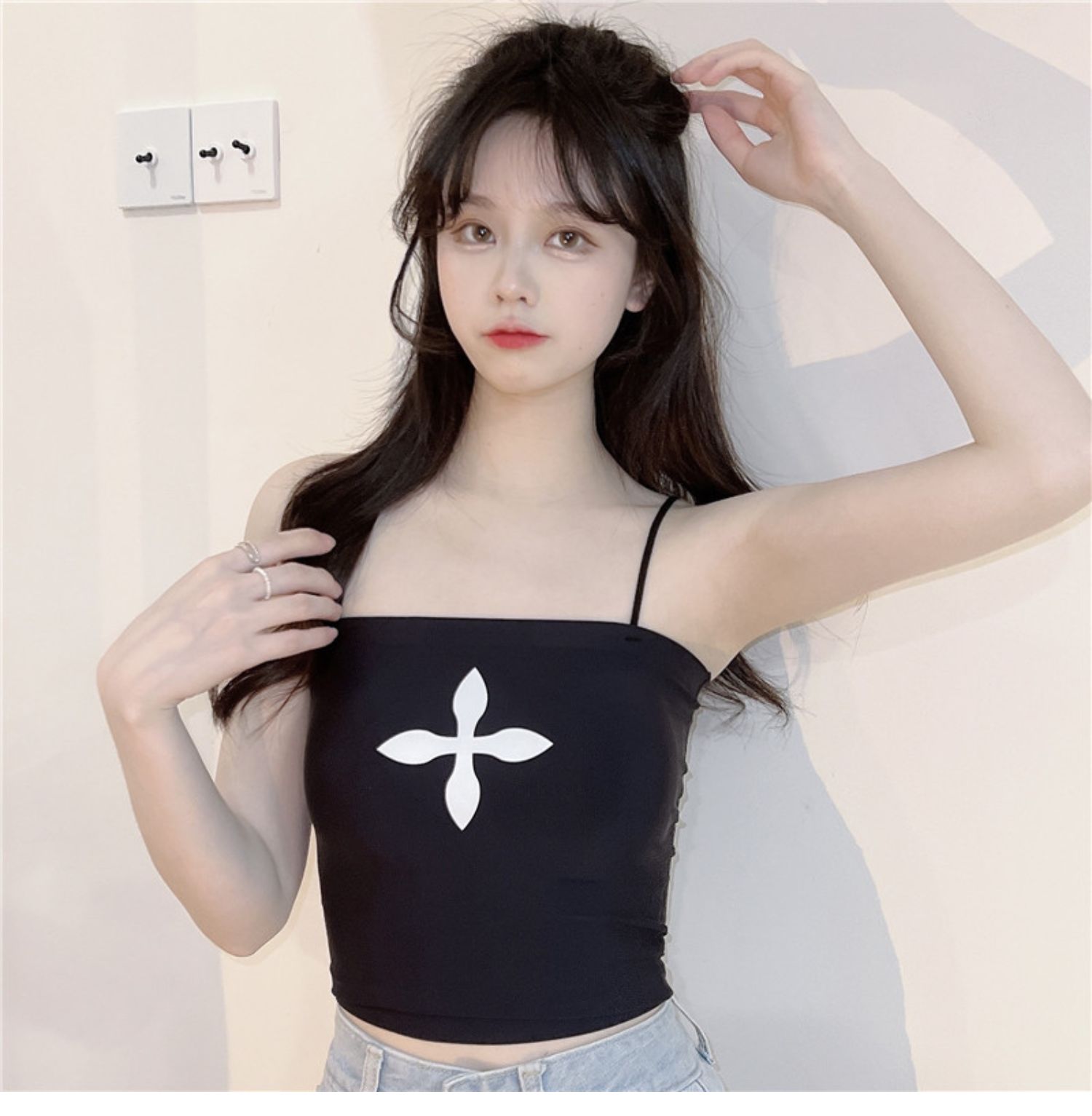 Summer female Internet celebrity hot girl with a pure and sensual style, wearing a halter top with a chest pad, and pairing it with a short bra, strapless base layer top pic 1