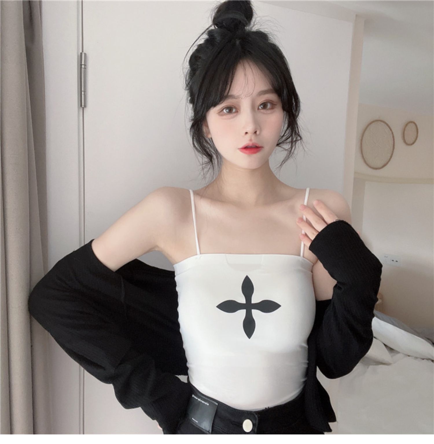 Summer female Internet celebrity hot girl with a pure and sensual style, wearing a halter top with a chest pad, and pairing it with a short bra, strapless base layer top pic 10