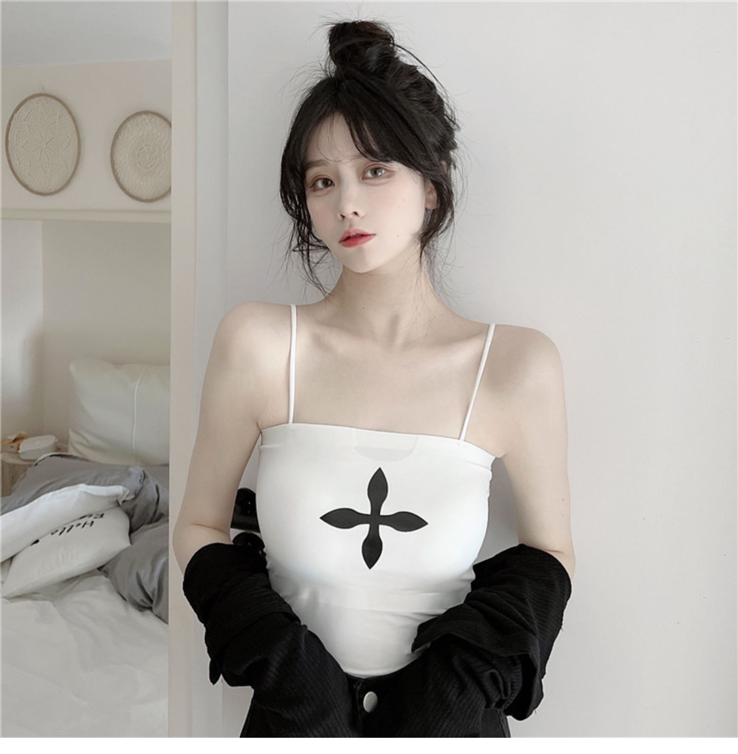 Summer female Internet celebrity hot girl with a pure and sensual style, wearing a halter top with a chest pad, and pairing it with a short bra, strapless base layer top pic 8