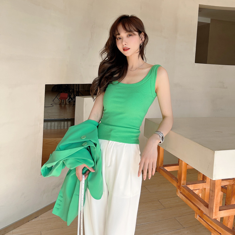 A Korean-style anti-glare double U-neck fitted halter top for women Application Scenario