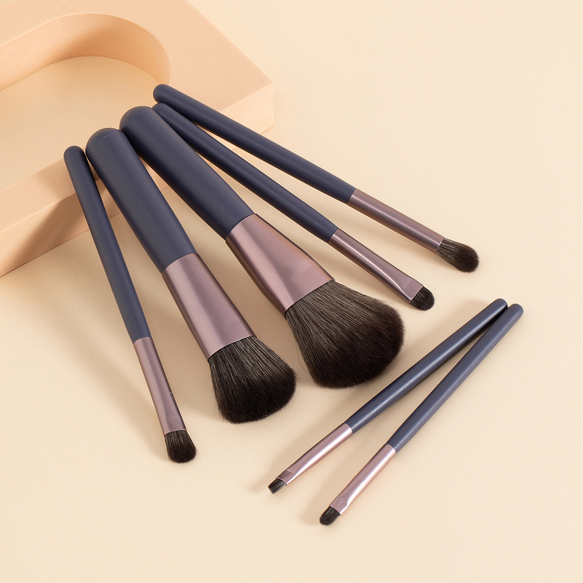 This portable travel set with 7 mini brushes is the first choice for beginners and students pic 2