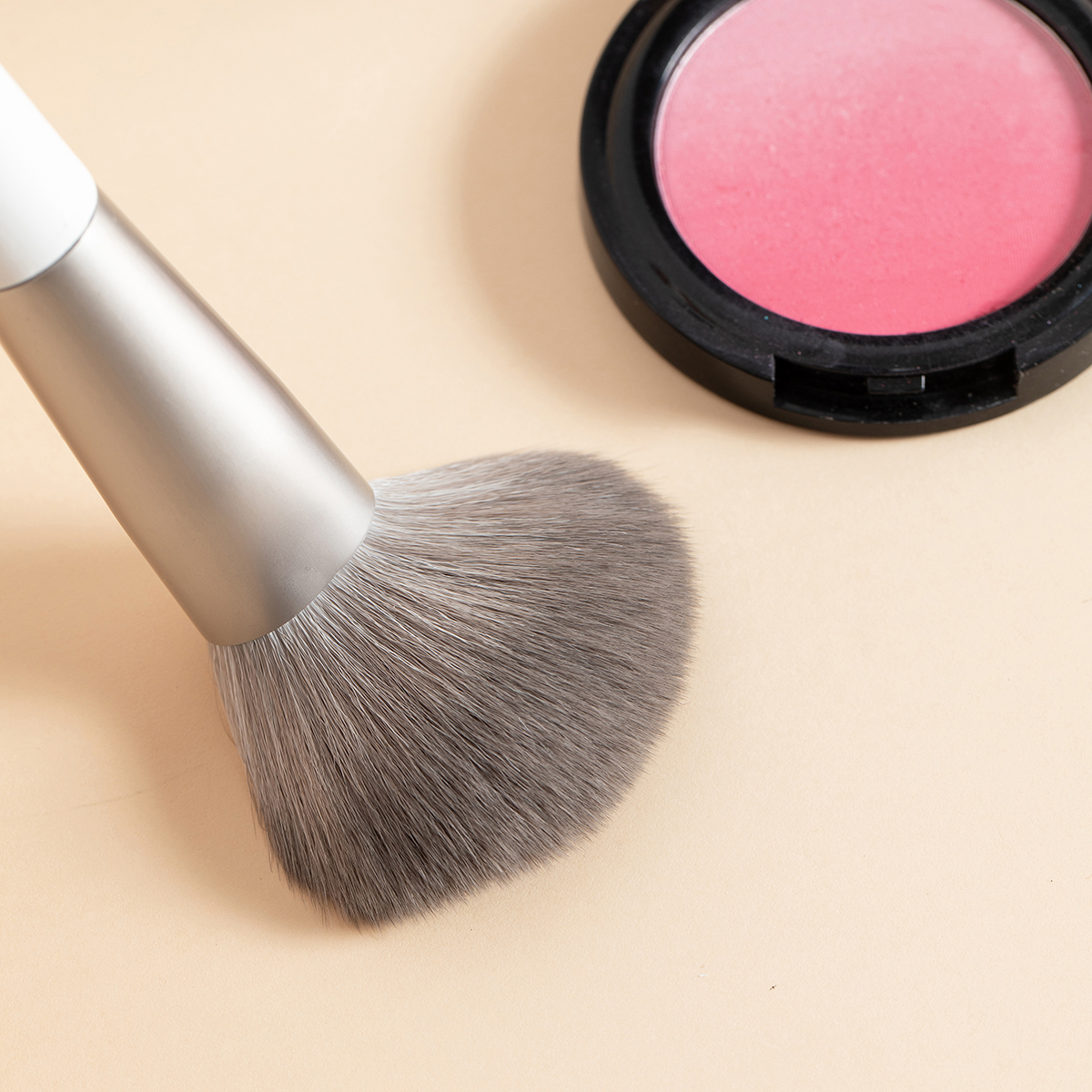 12 Slim And Long Makeup Brush Four Colors Practical For Beginners Easy To Carry Soft Bristles Application Scenario