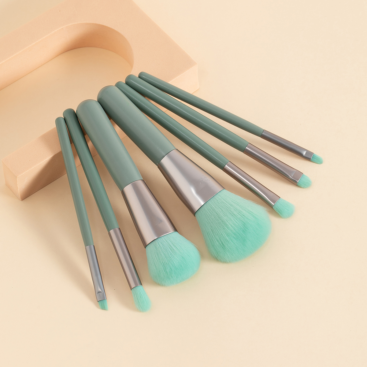 This portable travel set with 7 mini brushes is the first choice for beginners and students Application Scenario