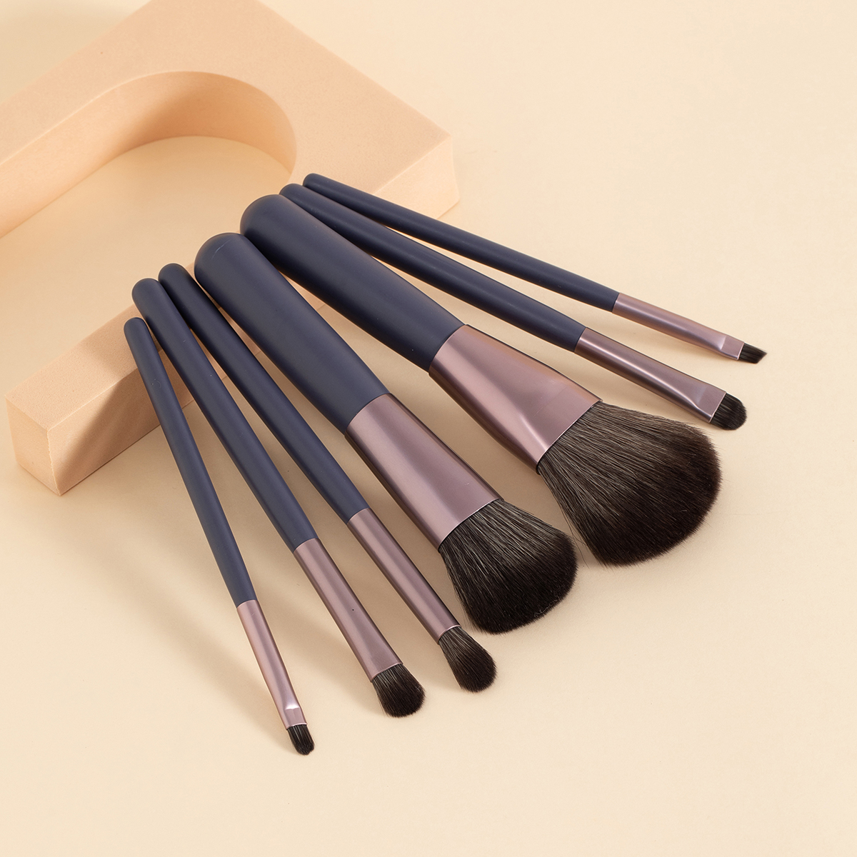 This portable travel set with 7 mini brushes is the first choice for beginners and students