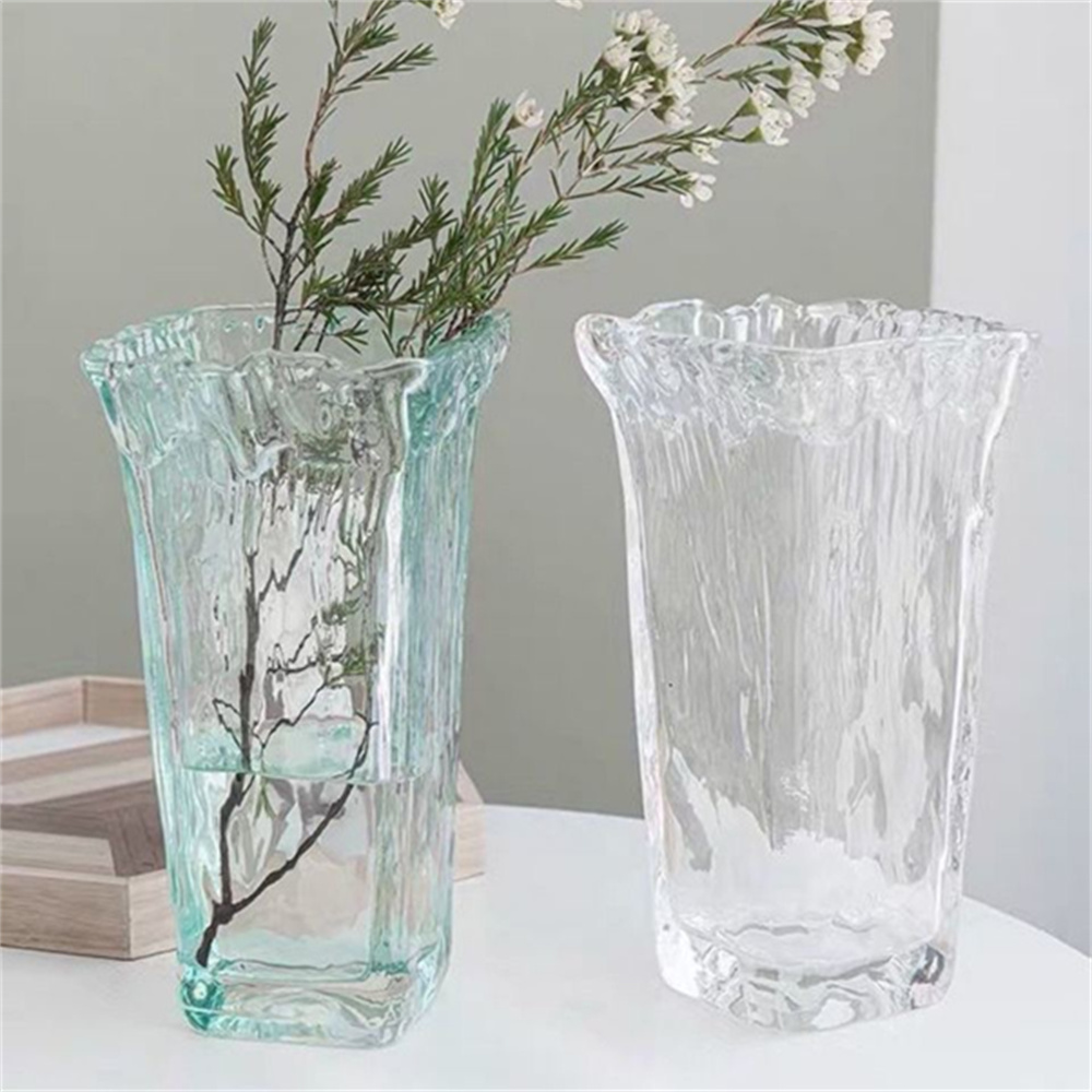 The store manager recommends a variety of discounted models to choose from, including square, light luxury crystal glass vases, fresh and dried flowers, and water-cultivated glass decorative vases for the living room table